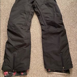 Nike womens black snow boarding pants with fun flower gaters,Lightly used,size M